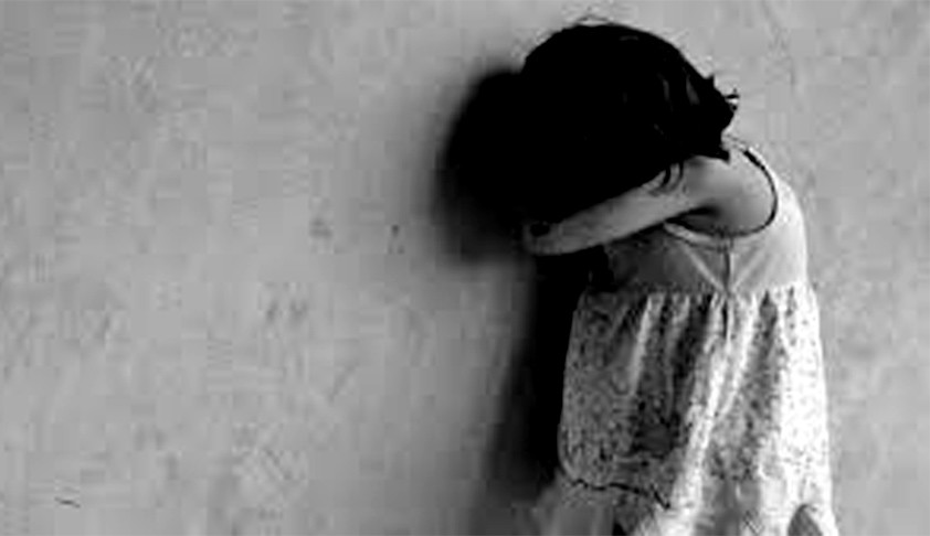 12 साल से कम उम्र की किसी लड़की ज़बरन चूमना और गले लगाना पोकसो अधिनियम के तहत गंभीर यौन उत्पीड़न हो सकता है : सिक्किम हाईकोर्ट [निर्णय पढ़े]