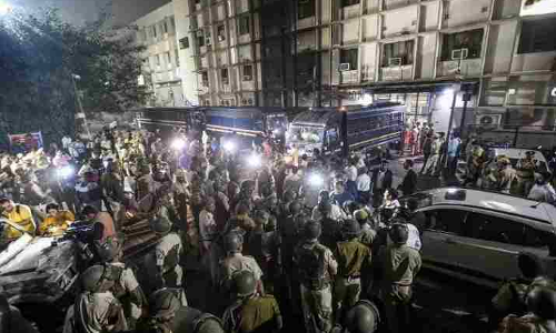 तीस हजारी कोर्ट फ़ायरिंग : दिल्ली हाईकोर्ट के मुख्य न्यायाधीश ने पुलिस अधिकारियों के साथ बैठक की, 3 जज अस्पताल में घायल वकीलों से मिलने पहुंचे