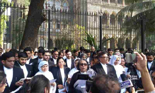 बॉम्बे हाईकोर्ट के वकीलों ने CAA-NRC के खिलाफ प्रोटेस्ट में अपना समर्थन देने के लिए संविधान की प्रस्तावना पढ़ी