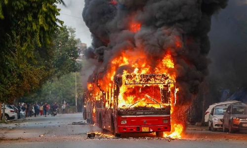हिंसा में शामिल होने के सबूत नहीं, दिल्ली हाईकोर्ट ने सीएए प्रोटेस्ट के दौरान बस जलाने के आरोप में गिरफ़्तार हुए व्यक्ति को ज़मानत दी