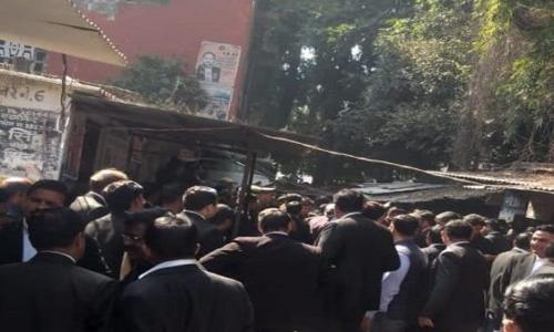 लखनऊ में न्यायालय परिसर में बम धमाका, कई घायल
