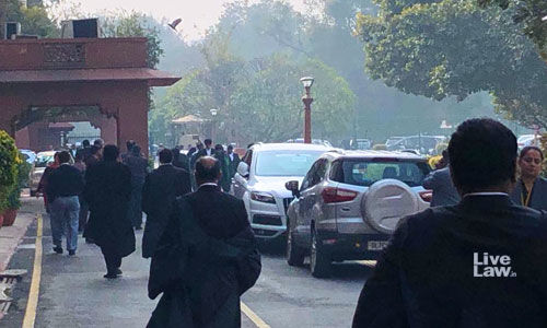 पटना हाईकोर्ट के पात्र वकीलों को सीनियर एडवोकेट डेजिग्नेट किये जाने की मांग को लेकर वकील पहुंचा सुप्रीम कोर्ट