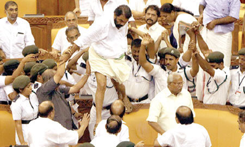 सुप्रीम कोर्ट 2015 के विधानसभा हंगामे के मामलों को वापस लेने की मांग वाली याचिकाओं पर पांच जुलाई को सुनवाई करेगा सुप्रीम कोर्ट 2015 के विधानसभा हंगामे के मामलों को वापस लेने की मांग वाली याचिकाओं पर पांच जुलाई को सुनवाई करेगा