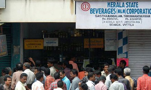 अदालत के आदेश का पालन करने की आड़ में राज्य में शराब की दुकानों की संख्या बढ़ाई जा रही है: केरल हाईकोर्ट में कांग्रेस नेता वीएम सुधीरन ने याचिका दायर की