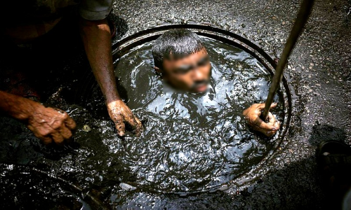 प्रयागराज में नालों की सफाई के लिए मशीनों, सुरक्षात्मक गियर का उपयोग नहीं किया जा रहा है: इलाहाबाद हाईकोर्ट ने डीएम को तलब किया प्रयागराज में नालों की सफाई के लिए मशीनों, सुरक्षात्मक गियर का उपयोग नहीं किया जा रहा है: इलाहाबाद हाईकोर्ट ने डीएम को तलब किया