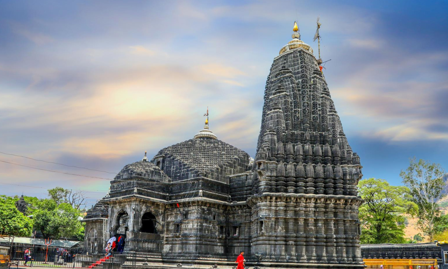 बॉम्बे हाईकोर्ट ने पीआईएल याचिकाकर्ता से पूछा कि नासिक के त्र्यंबकेश्वर मंदिर में 200 रुपये वीआईपी एंट्री फीस कैसे अवैध है | bombay high court ...