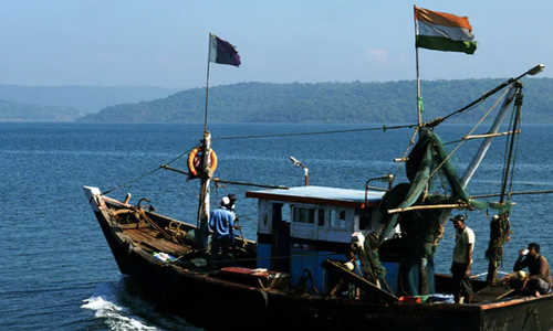 सुप्रीम कोर्ट ने तमिलनाडु के क्षेत्रीय जल से परे पर्स सीन फिशिंग की अनुमति दी