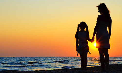 कर्नाटक हाईकोर्ट ने न्यायिक आदेश के बावजूद नाबालिग बच्चे की कस्टडी पिता को सौंपने में विफल रहने पर मां के खिलाफ गैर-जमानती वारंट जारी किया