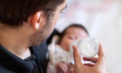 सुप्रीम कोर्ट की वैधानिक पितृत्व अवकाश कानून की मांग एक बड़ा कदम क्यों है?