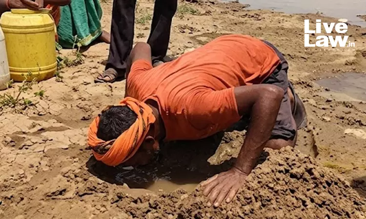 बिना किसी विरोध के आदमी ने पिया कीचड़: गर्मियों में झारखंड