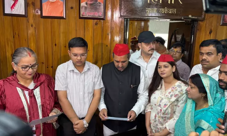 हाईकोर्ट द्वारा मेयर की शक्तियां निलंबित करने के तीन दिन बाद लखनऊ मेयर ने दिलाई एसपी पार्षद को शपथ