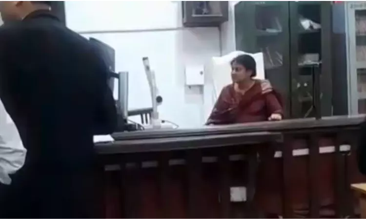 वाराणसी कोर्ट में जज की कुर्सी पर जा बैठी महिला, करने लगी सुनवाई, पुलिस ने हटाया वाराणसी कोर्ट में जज की कुर्सी पर जा बैठी महिला, करने लगी सुनवाई, पुलिस ने हटाया