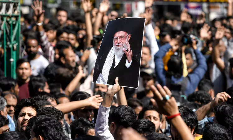 अली खमेनेई की तस्वीरें ज़बरदस्ती हटाने और शोक मनाने वालों पर FIR दर्ज करने का मामला: यूपी पुलिस के खिलाफ इलाहाबाद हाईकोर्ट पहुंचे शिया संगठन अली खमेनेई की तस्वीरें ज़बरदस्ती हटाने और शोक मनाने वालों पर FIR दर्ज करने का मामला: यूपी पुलिस के खिलाफ इलाहाबाद हाईकोर्ट पहुंचे शिया संगठन
