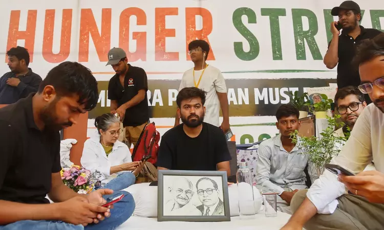 सिर्फ़ कानून-व्यवस्था बनाए रखना मकसद: जंतर-मंतर पर प्रदर्शनकारियों की निगरानी के आरोपों वाली PIL का दिल्ली पुलिस ने किया विरोध सिर्फ़ कानून-व्यवस्था बनाए रखना मकसद: जंतर-मंतर पर प्रदर्शनकारियों की निगरानी के आरोपों वाली PIL का दिल्ली पुलिस ने किया विरोध