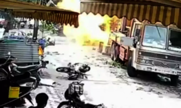 Indore Gas Pipeline Blast: पीड़ितों ने हाईकोर्ट में कहा- म्युनिसिपल कॉर्पोरेशन के भरोसे के बावजूद उन्हें खर्च का पैसा वापस नहीं मिला Indore Gas Pipeline Blast: पीड़ितों ने हाईकोर्ट में कहा- म्युनिसिपल कॉर्पोरेशन के भरोसे के बावजूद उन्हें खर्च का पैसा वापस नहीं मिला