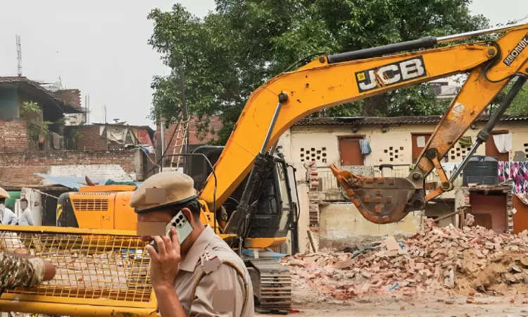 मकान गिराने पर तीन सरकारी अधिकारियों के विरोधाभासी दावे से हाईकोर्ट हैरान, पूछा- फिर तोड़फोड़ किसने की?