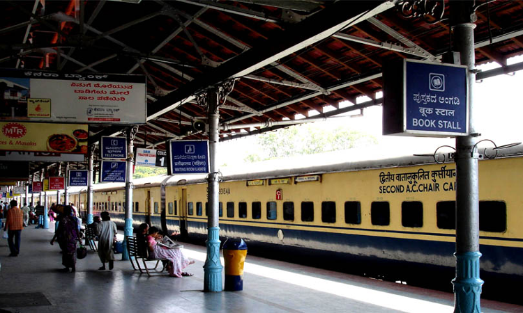 कम वेतन पाने वाले कमीशन वेंडर्स को दशकों तक कानूनी लड़ाई लड़ने के लिए मजबूर किया, दिल्ली हाईकोर्ट ने रेलवे की कड़ी आलोचना की कम वेतन पाने वाले कमीशन वेंडर्स को दशकों तक कानूनी लड़ाई लड़ने के लिए मजबूर किया, दिल्ली हाईकोर्ट ने रेलवे की कड़ी आलोचना की