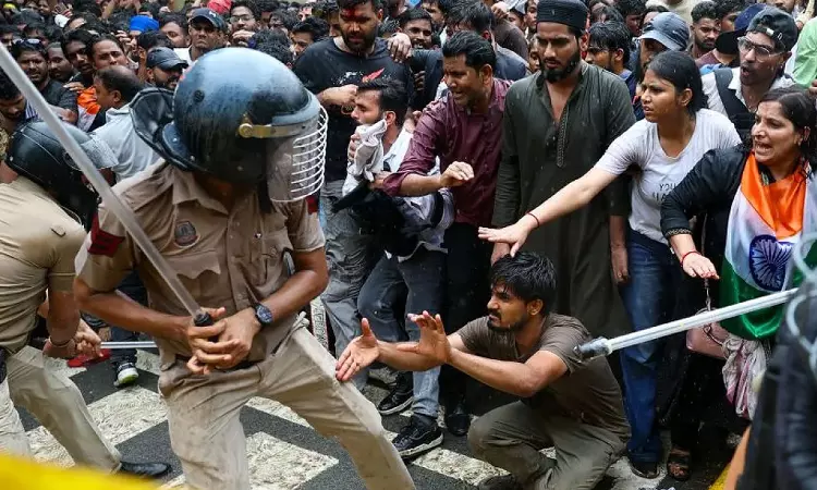 लाठीचार्ज के दावों की जांच वाली जनहित याचिका खारिज, दिल्ली हाईकोर्ट ने कहा- इसमें कोई जनहित नहीं