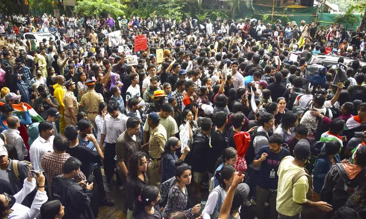CEC ज्ञानेश कुमार के खिलाफ़ प्रदर्शन कर रहे 17 छात्रों और पत्रकारों को दिल्ली कोर्ट से ज़मानत CEC ज्ञानेश कुमार के खिलाफ़ प्रदर्शन कर रहे 17 छात्रों और पत्रकारों को दिल्ली कोर्ट से ज़मानत
