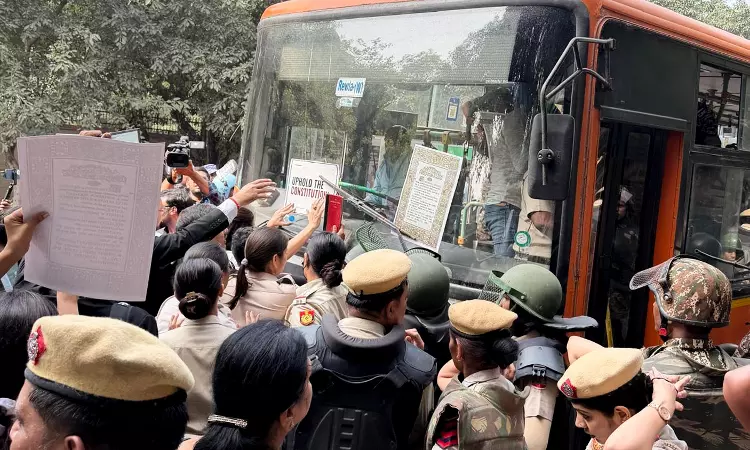 NLSIU के पूर्व छात्रों ने CEC के विरोध-प्रदर्शन के दौरान प्रदर्शनकारियों के खिलाफ पुलिस की कार्रवाई और वकीलों की हिरासत की निंदा की