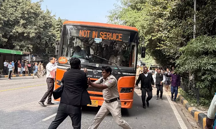 विरोध-प्रदर्शन के दौरान पाबंदियों के बीच वकीलों, पत्रकारों और दूसरे प्रोफेशनल्स को अपना काम करने से नहीं रोका जाना चाहिए: सुप्रीम कोर्ट विरोध-प्रदर्शन के दौरान पाबंदियों के बीच वकीलों, पत्रकारों और दूसरे प्रोफेशनल्स को अपना काम करने से नहीं रोका जाना चाहिए: सुप्रीम कोर्ट