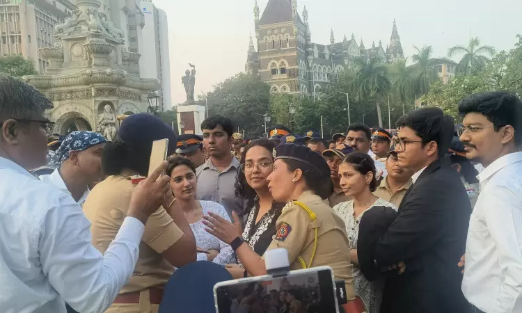 बॉम्बे हाईकोर्ट के वकीलों ने संविधान की रक्षा के लिए सांकेतिक विरोध प्रदर्शन किया, प्रस्तावना पढ़ी बॉम्बे हाईकोर्ट के वकीलों ने संविधान की रक्षा के लिए सांकेतिक विरोध प्रदर्शन किया, प्रस्तावना पढ़ी